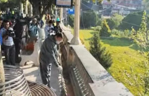 Uttarakhand: मुख्यमंत्री धामी ने झाड़ू लगाकर दिया स्वच्छता का संदेश, पौधारोपण भी किया, नैनीताल के विकास से जुड़े सुझाव भी सुने