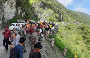 Rudraprayag News: अलकनंदा में गिरी बस…चीख-पुकार सुन मदद के लिए दौड़े स्थानीय लोग, जान हथेली पर रखकर की मदद