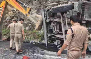 Chamoli: ज्योतिर्मठ आ रहा गैस से भरा ट्रक बदरीनाथ राष्ट्रीय राजमार्ग पर पलटा, घायल चालक अस्पताल में भर्ती