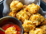 अगर आप भी खूब दबाकर खा रहे हैं 5 चीजें, तो रुक जाएं! कैंसर का खतरा बढ़ाते हैं ये फूड्स a