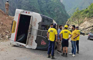 Uttarakhand Accident: श्रीनगर से ऋषिकेश आ रही बस के हुए ब्रेक फेल, अनियंत्रित होकर सड़क पर पलटी