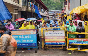 Uttarakhand News: मानसून का असर, चारधाम यात्रा प्रभावित, हाईवे बंद, जगह-जगह रोके गए तीर्थयात्री