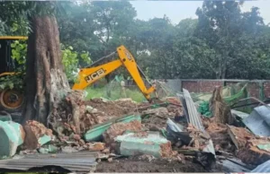 Uttrakhand News: काशीपुर में बड़ी कार्रवाई, प्रशासन ने सरकारी जमीन पर बनी अवैध मजार पर चलवाया बुलडोजर