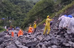 Kedarnath News : सोनप्रयाग में लैंडस्लाइड के बाद रोकी गई केदारनाथ यात्रा, कई यात्री फंसे; मलबा हटाने का काम जारी