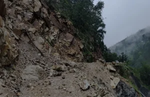 Uttarakhand News: पिथौरागढ़ भारी बारिश से थल-सातशिलिंग मार्ग फिर बाधित, पत्थर गिरने से तीन घंटे रहा बंद