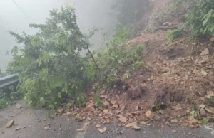 Dehradun News: मसूरी में भारी बारिश का कहर, भूस्खलन से यातायात ठप, मौसम विभाग ने जारी किया यलो अलर्ट