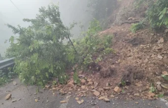Dehradun News: मसूरी में भारी बारिश का कहर, भूस्खलन से यातायात ठप, मौसम विभाग ने जारी किया यलो अलर्ट