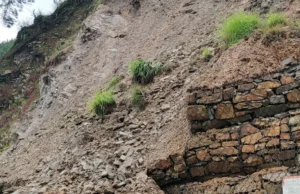 Uttarakhand: अल्मोड़ा में भारी बारिश के बाद जनजीवन प्रभावित, काफलीखान-भनोली मार्ग पर दीवार गिरी, मकानों को खतरा