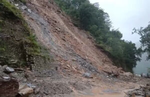 Uttarakhand: बदरीनाथ हाईवे पर फिर बाधित, उमटा के पास पहाड़ी से आया भारी मलबा, एक सप्ताह से बंद हिमनी-बलाण सड़क