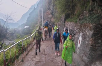 Uttarkashi News: यमुनोत्री धाम जाते हुए महराष्ट्र के श्रद्धालु ने नदी में लगाई छलांग, पुलिस-एसडीआरएफ मौके पर पहुंची