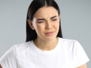 शरीर में नजर आ रहे हैं 8 लक्षण, तो समझ जाएं सड़ने लगा है लिवर a