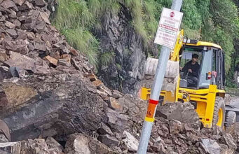 Uttarakhand News: प्रदेश में दो राष्ट्रीय राजमार्ग सहित 54 सड़कें बंद, जोशीमठ-मलारी-नीती हाईवे चट्टान गिरने से बंद