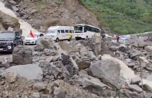Chamoli: तीन साल तक थमा अब फिर से लामबगड़ में सक्रिय हुआ भूस्खलन, चट्टान से बोल्डर छिटककर हाईवे पर गिर रहे