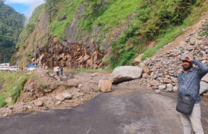 Uttarakhand News: भूस्खलन से गंगोत्री हाईवे का भटवाडी में करीब 10 मीटर हिस्सा धंसा, फंसे यात्रियों को निकाला गया