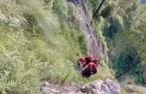 Karnaprayag : घास लेने गई महिला की चट्टान से गिरकर मौत, डीडीआरएफ की टीम ने गहरी खाई से निकाला शव