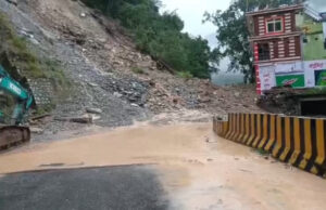 Uttarakhand Landslide: कर्णप्रयाग में फिर भूस्खलन… घरों में घुसा मलबा, लोगों का रेस्क्यू जारी; हाईवे बंद