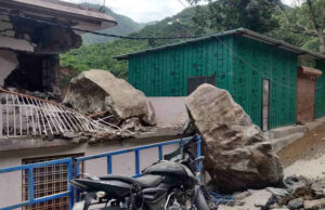 Uttarakhand: देवप्रयाग के बहा बाजार स्थित नृसिंहगाचल पर्वत का एक हिस्सा दरका, मकान पर गिरे भारी बोल्डर और मलबा, एक घायल, कई वाहन भी दबे