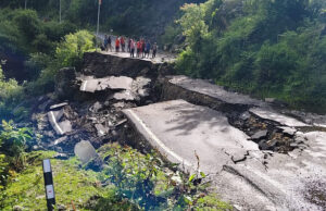 Yamunotri Highway News: सप्ताह भर बाद भी वाहनों की आवाजाही नहीं शुरू, सिलाई बैंड के बीच हाईवे दुरुस्त करने की कोशिश