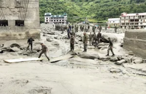 Uttarkashi Cloudburst: मलबे में जिंदगी तलाशने उतरे सेना व आइटीबीपी के जवान, दिनभर चला राहत एवं बचाव अभियान