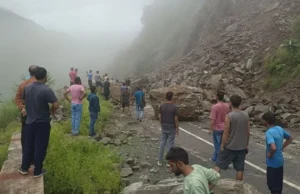 Uttarakhand: देवप्रयाग में भारी बारिश की वजह से ऋषिकेश-बदरीनाथ नेशनल हाईवे पर आया बोल्डर-मलबा, 12 घंटे बाधित रहा रास्ता