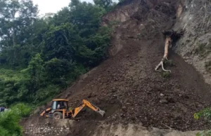 Nainital News: हल्द्वानी-भीमताल मार्ग पर सलड़ी में पहाड़ी से गिरा भारी मलबा, यातायात ठप