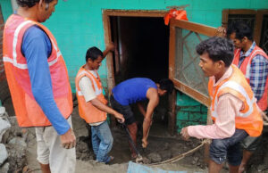 Chamoli Disaster: थराली को डरा रही मोटी दरारें, अस्पताल, भवन भी नहीं सुरक्षित, लापता बुजुर्ग की तलाश जारी