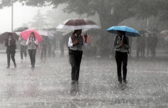 Uttarakhand Weather: पहाड़ों में आज भी भारी बारिश की चेतावनी, स्कूल बंद का आदेश पहुंचा नहीं, लौटे बच्चे