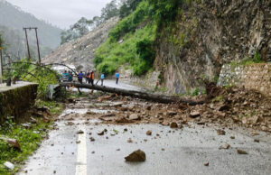 Uttarakhand Weather: यमुनोत्री और गंगोत्री हाईवे जगह-जगह बंद, प्रदेश में 59 सड़कें भी अवरुद्ध, उफनाए नदी-नाले