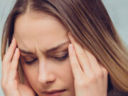 दिमाग को कमजोर कर रही हैं आपकी 7 आदतें, इन्हें आज ही छोड़ें 8