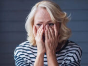 महिलाओं में मेनोपॉज़ के 7 संकेत: समय रहते पहचानें और रखें अपनी सेहत का ध्यान 8