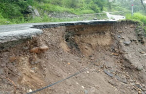Uttarkashi: गंगोत्री हाईवे का करीब 200 मीटर हिस्सा टिहरी बांध झील में समाया, सालंग पुल के पास भी धंसी सड़क