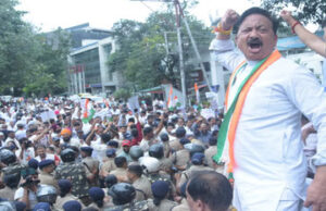 Uttarakhand News: कांग्रेस का राजभवन कूच, बैरिकेडिंग पर चढ़कर लगाए नारे, हरक सिंह में दिखा जोश, हिरासत में लिए 150 कार्यकर्ता