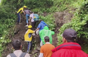 Kedarnath Yatra: तीसरे दिन भी रही बंद, नहीं खुला रुद्रप्रयाग-गौरीकुंड हाईवे, मलबा साफ करने में जुटे हैं मजदूर