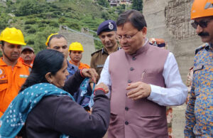 Uttarakhand News: राहत और रिश्ता: आपदा में फंसी महिला ने साड़ी का टुकड़ा फाड़कर सीएम धामी को बांधी राखी, हो गए भावुक