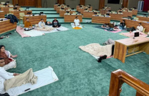 Uttarakhand Monsoon Session: दिनभर भारी विरोध के बाद रात में सदन के अंदर विपक्ष का कंबल कैंप, दिया धरना
