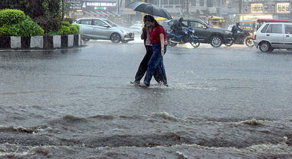 pomegranate-seeds-with-whole-sliced-pomegranates-grey-wall_114579-64640