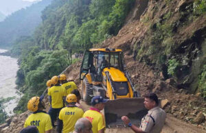 Rishikesh: चट्टान गिरने से नीलकंठ मार्ग 30 मी. बाधित, नदी में ट्रक गिरने की आंशका, दो लोग लापता, दो घायल