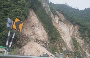 Rudraprayag News: सिरोहबगड़ में पहाड़ी का एक हिस्सा टूटा, हाईवे बंद, लगी वाहनों की कतार