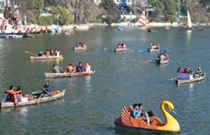 Nainital News: बोटिंग कर रहा था बुजुर्ग, मंदिर व गुरुद्वारे में चढ़ाने को दिये दो नोट और झील में लगादी छलांग