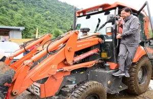 Uttarakhand News: आपदा पीड़ितों का दर्द बांट मुख्यमंत्री धामी ने मनाया अपना 50वां जन्मदिन, कार से उतरे और सीधे JCB पर चढ़ गए धामी