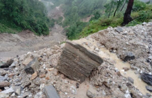 चंपावत: मूसलाधार बारिश से आल वेदर सड़क व कई ग्रामीण मार्ग बंद, पुलिस ने की अनावश्यक यात्रा से बचने की अपील