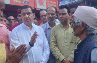 Devprayag: मलबे की चपेट में आने से बाल-बाल बचे सांसद अनिल बलूनी और विधायक, प्रभावितों से मिलने थे पहुंचे