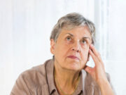 सिर्फ बातें भूलना ही नहीं है अल्जाइमर का संकेत, ये 7 लक्षण भी करते हैं इशारा, बिल्कुल न करें इग्नोर a