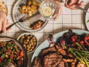 जल्दी डिनर करने से मिलते हैं 7 फायदे, जान लिए तो आप भी अपना लेंगे यह आदत a