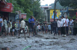 Uttarakhand News: दर्द में दून, नदी के दूसरे छोर से अपने घरों को निहार रहे लोग, भगवान से कर रहे सुरक्षित रखने की प्रार्थना