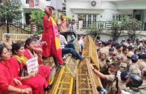 Dehradun News : महिला अपराधों पर कांग्रेस में उबाल, बैरिकेड पर चढ़कर किया प्रदर्शन, कई नेताओं को हिरासत में लिया