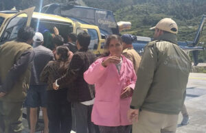Uttarkashi: यमुनोत्री हाईवे 17 दिनों से बंद, खरसाली गांव से गर्भवती महिला को एयर लिफ्ट कर एम्स भेजा