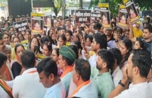 Haldwani News: नन्ही परी को इंसाफ दिलाओ, आरोपी की रिहाई के खिलाफ जोरदार प्रदर्शन, सड़कों पर उतरे कलाकार, फांसी की मांग