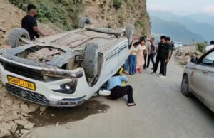 Devprayag Accident: सड़क पर पलटी चमोली से देहरादून जा रही टैक्सी, खाई में गिरने से बाल-बाल बची, मची चीख पुकार