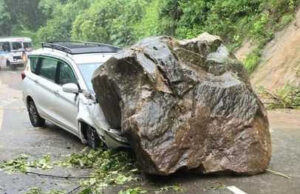 Nainital News: कार के ऊपर गिरा बोल्डर, छूकर निकली मौत
